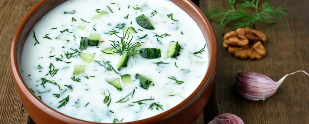 Sopa fría de pepino o Tarator con eneldo, yogur, ajo y aceite de oliva virgen extra