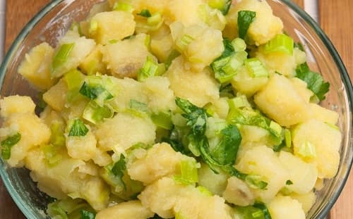 Ensalada de patatas cocidas con cebolla y perejil
