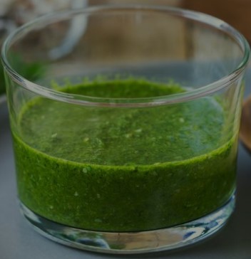 Salsa verde de ajo y perejil en un vaso