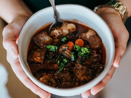 Bol de gulash, carne de ternera con cebolla y paprika
