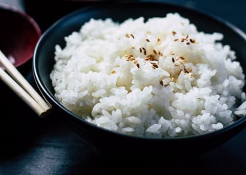 Cuenco con arroz japonés para sushi