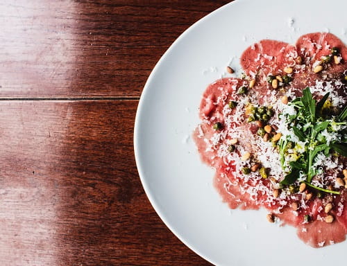 carpaccio de ternera con parmesano, rúcula, alcaparras y piñones