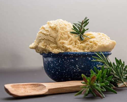 Bowl con puré de patatas decorado con romero