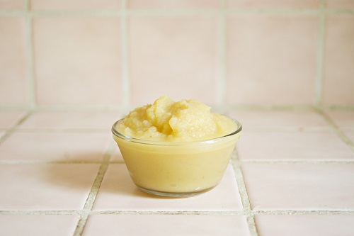 Puré de patatas en un bowl transparente