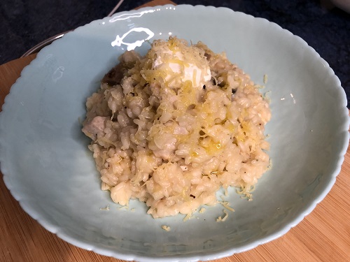 Risotto de pollo y setas con queso para untar y parmesano rallado