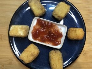 Queso brie relleno de mermelada y frito
