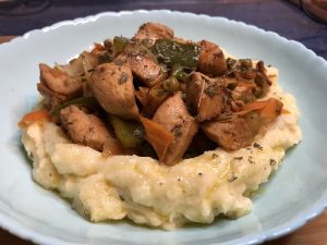 Pollo salteado con verduras y emplatado con parmentier de patata