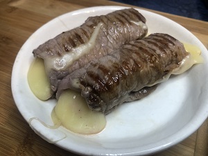 Rollito de filete de ternera relleno de queso mozzarella y hecho a la plancha