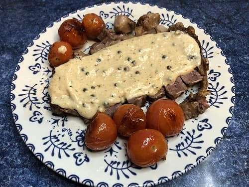 Solomillo de ternera a la pimienta con tomates cherry y eneldo