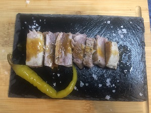 Atún a la plancha con salsa de soya y yema de huevo. Decorado con sal en escamas y guindilla