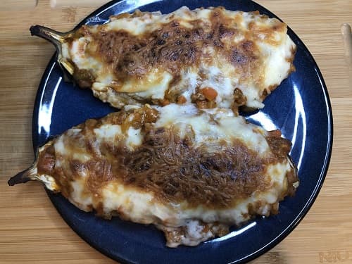 Berenjena rellena de carne molida y bechamel con queso rallado