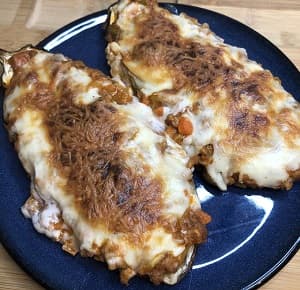Berenjena rellena de carne picada y bechamel, gratinada al horno con queso rallado