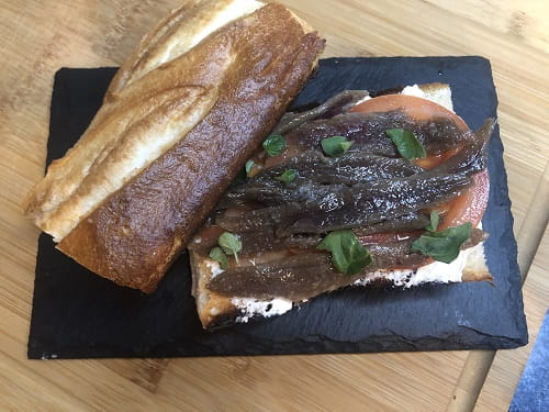 Bocadillo de anchoas con tomate y queso