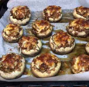 Champiñones rellenos de carne picada y gratinados con queso