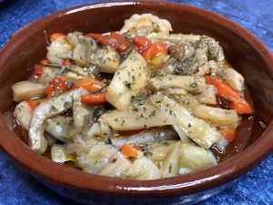 Escalivada de berenjena y pimiento rojo con bacalao desalado y ajo picado