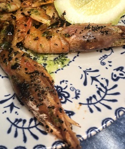 Gamba a la plancha con ajo y perejil acompañada de limón