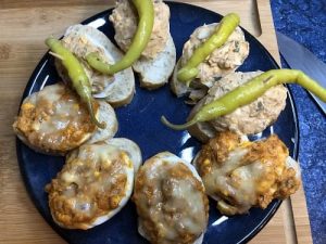 Huevos rellenos de atún fríos y calientes tanto con tomate como con mayonesa