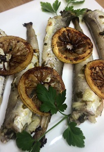 Bacaladilla al horno con ajo y limón.
