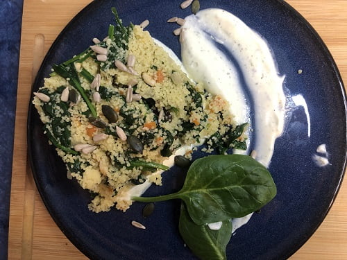 Cuscús con pasas, piñones y espinacas