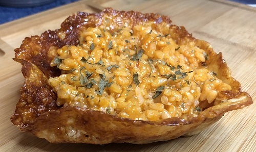 Arroz con tomate frito y queso crujiente