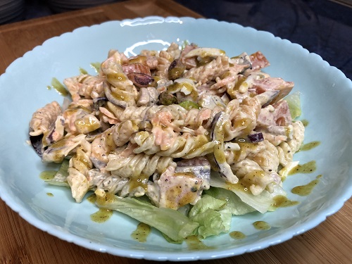 Ensalada de pasta con pollo, tomate, lechuga, cebolla, zanahoria, huevo duro y mayonesa de pistachos