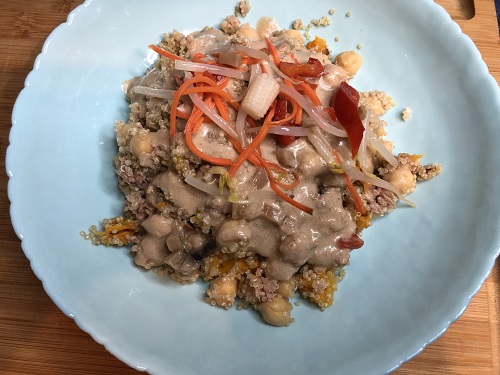 Ensalada de quinoa con calabaza, garbanzos y mézclum de ensalada china