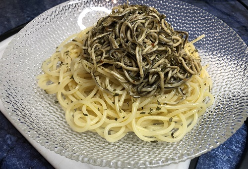 Espaguetis con gulas al ajillo y salsa verde