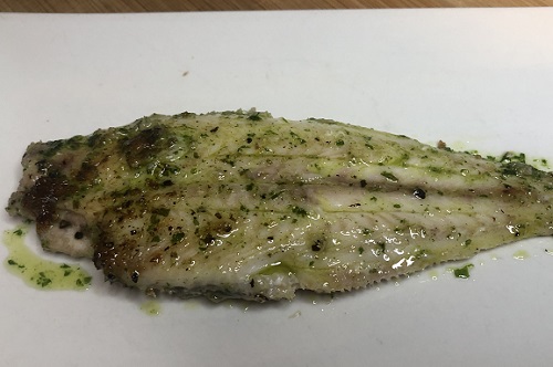 Lenguado a la plancha con salsa verde de ajo y perejil