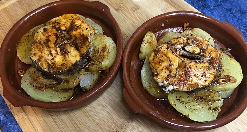 Receta de merluza a la gallega. Cocida con patatas y servida con una ajada