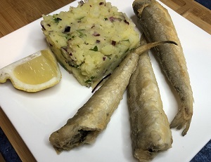 Receta de pescadilla frita acompañada de ensalada de patata cocida y limón