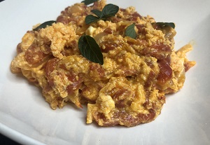 Huevos revueltos con pimientos asados, cebolla y queso feta