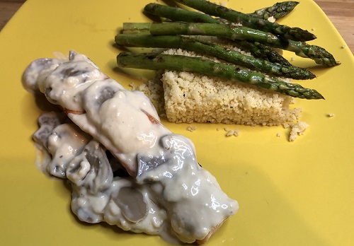 Salmón a la sartén con salsa, espárragos trigueros y cuscus