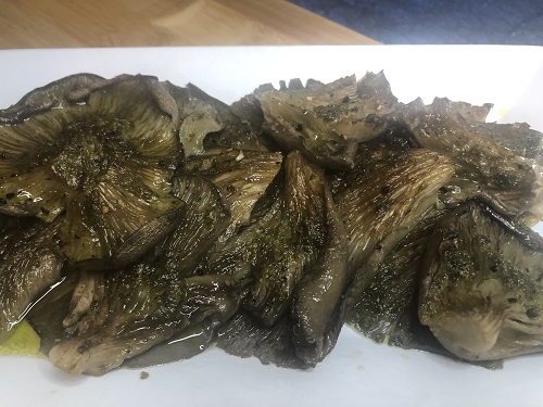 Setas al horno estofadas con vino y salsa verde
