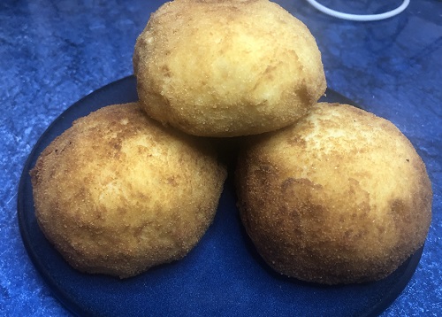 Bolas de patatas rellenas de carne picada y queso mozzarella