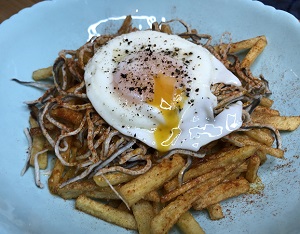 huevos rotos con gulas y patatas, pimentón ahumado y pimienta recién molida