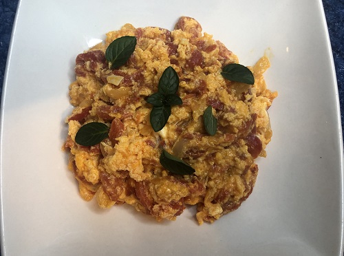 Huevos revueltos con pimientos y cebolla