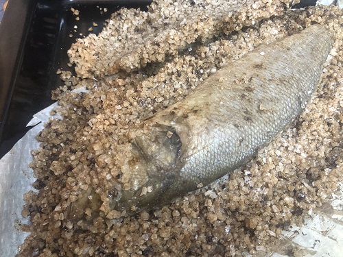 Lubina a la sal con un leve aroma de café