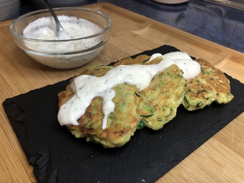Tortitas de calabacín saludables con salsa de yogur casera