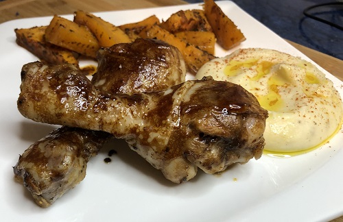 Jamoncitos de pollo con calabaza en gajos al estilo deluxe y puré de patatas.