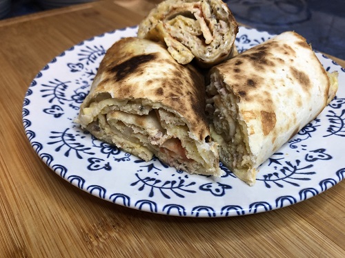 Tortita rellena de tortilla de atún y queso y enrollada.