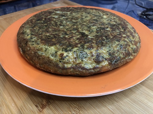 Tortilla con verduras, espinacas y atún enlatado.