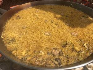 Fideua de pato, setas y foie. Con fideos finos y ajos tiernos.