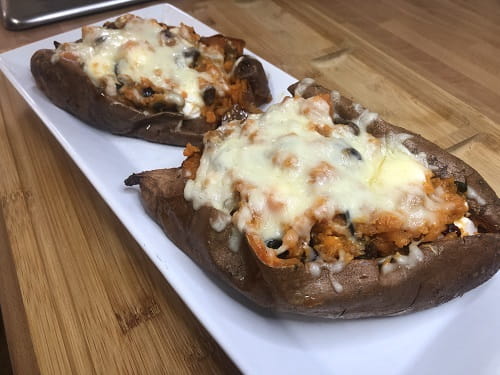 Boniato relleno de frutos secos y queso feta. Gratinado al horno.