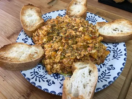 Revuelto de sobrasada con manzana y acompañado de pan tostado.