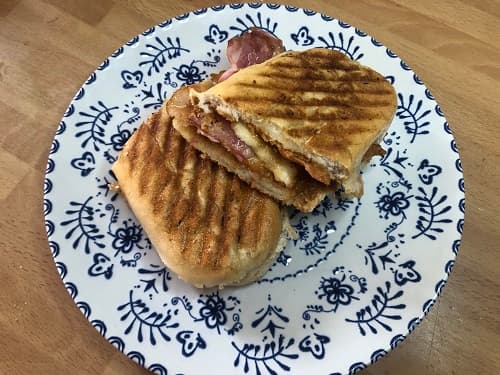 Sándwich de crema de cacahuete con bacón y plátano