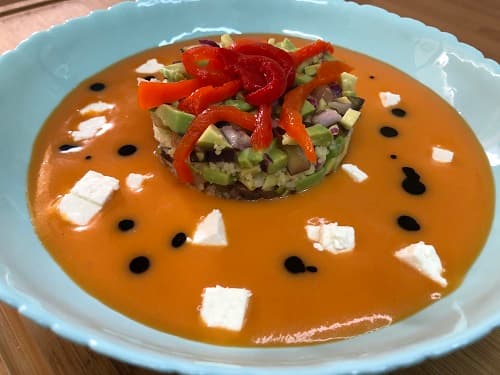 Tartar de tomate con aguacate y cuscús. Bañado en sopa de salmorejo.