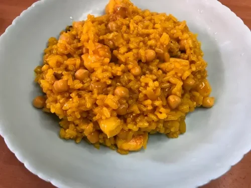 Plato de arroz meloso con pulpo, gambas y garbanzos.