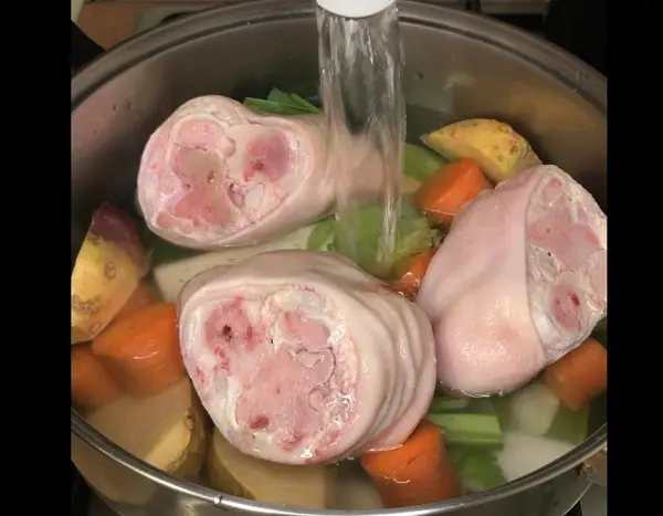 Caldo de verduras y carne de cerdo