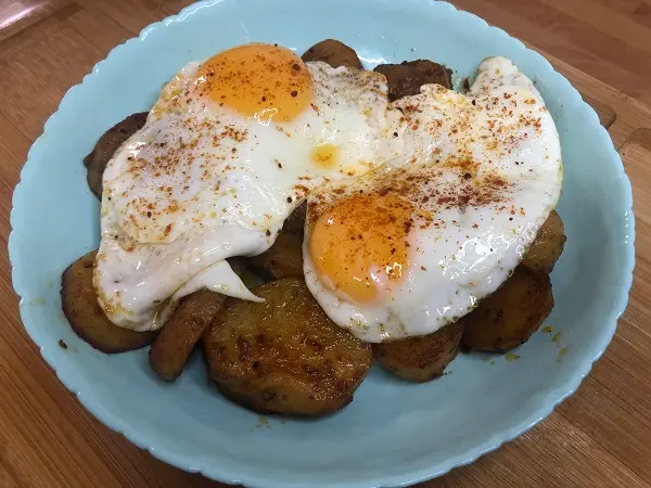 Patatas al pimentón con huevos fritos.