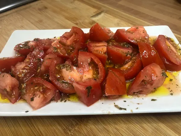 Ensalada de tomate aliñado con aceite y vinagre